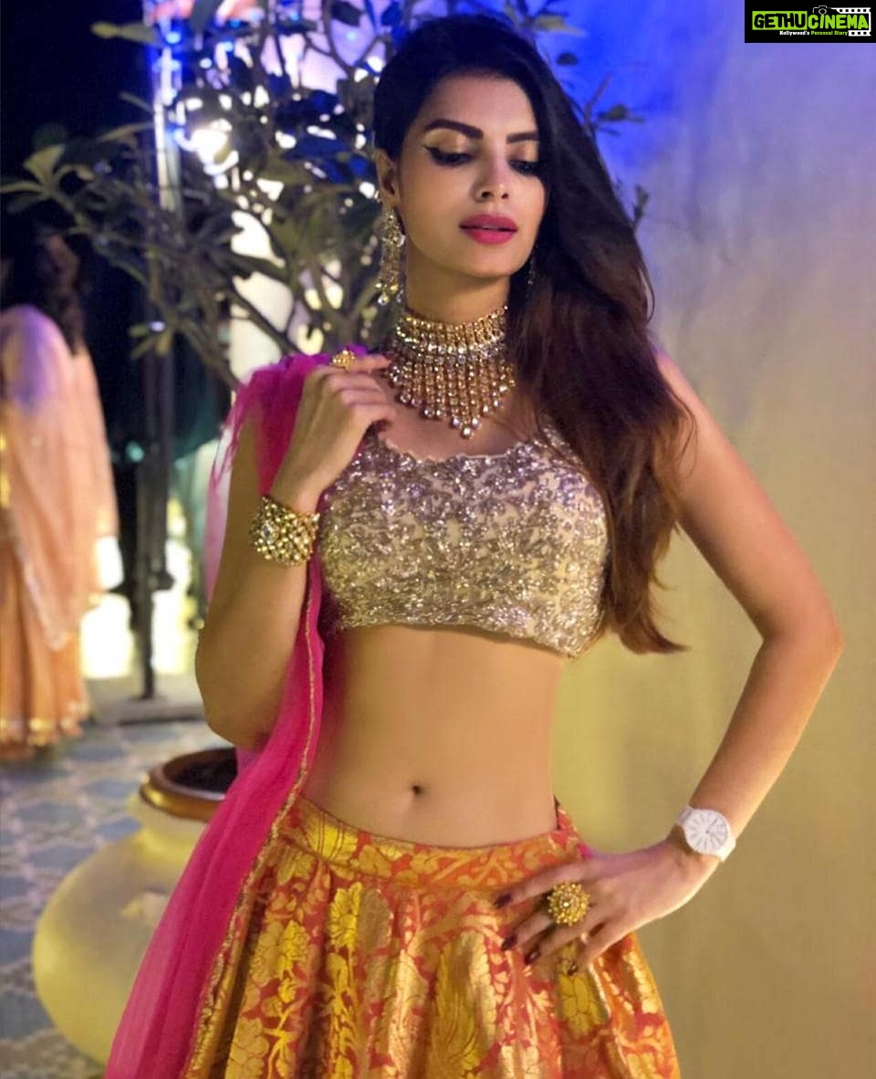 Sonali Raut Instagram - Gulabi aakhe jo Teri dekhi🤩🤩💕💕!!! #mood #festivaloutfit #festivalmakeup #traditional #indowestern #moodedits #gulabiqueen #pinkandgold #diwaliparty #diwalimood🔛✨