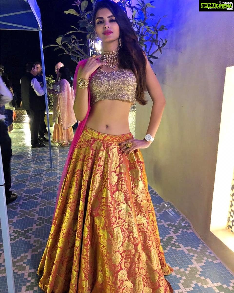 Sonali Raut Instagram - Diwali bash!!!!! Outfit by @ashwinireddyofficial Jewellery by @themumbaijewel Finger Rings by @rimayu07 Managed by @moushumibanerji #aboutlastnight #diwaliparty #sonaliraut #festivities #festivaloflights #celebrations
