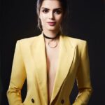 Sonali Raut Instagram - 💛🧡!! 📸 @rohitkhanvilkr Hair n makeup @manasiranemakeupandhair Blazer n choker @rehanshahdesigns Edit @iamrahuljat #photography #style #yellow #bosslady #cool #hot #corporatefashion #attitude #beauty #beautyshot