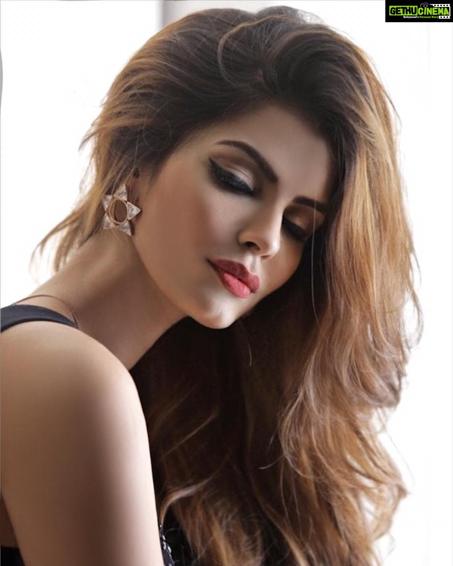 Sonali Raut Instagram - Close your eyes, fall in love, stay there... #photography #eyes #sexy #love #mood #feelings #glamorous #blackngold #cute