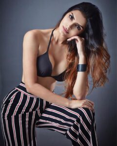 Sonali Raut Instagram - I'm sexy n I know it.. if you don't like me then just shove it!!!😂😂 Photography @rohitkhanvilkr Hair n makeup @manasiranemakeupandhair Clothes by @rehanshahdesigns Edit @iamrahuljat #photography #style #beauty #beautyshot #beautyblogger #sexy #attitude #mood #expression #beingcool #beautiful #blacklove
