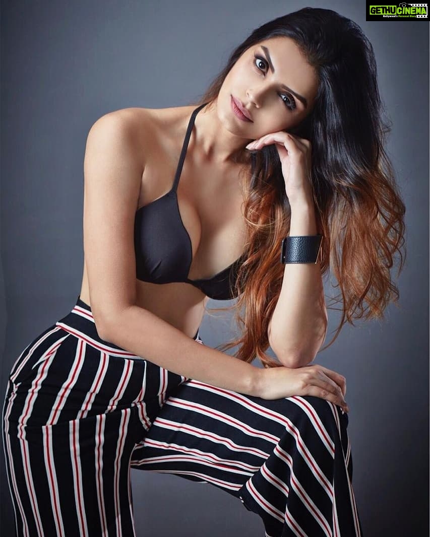 Sonali Raut - 57.1K Likes - I'm sexy n I know it.. if you don't like me then just shove it!!!😂😂
Photography @rohitkhanvilkr
Hair n makeup @manasiranemakeupandhair
Clothes by @rehanshahdesigns
Edit @iamrahuljat
#photography #style #beauty #beautyshot #beautyblogger #sexy #attitude #mood #expression #beingcool #beautiful #blacklove