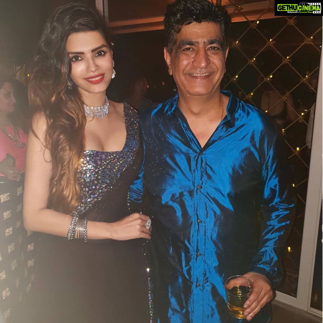 Sonali Raut Instagram - And Diwali celebrations continues ....!! @mikasingh and Krishan Kumar #aboutlastnight #diwaliparty #sonaliraut #festivities #festivaloflights #celebrations