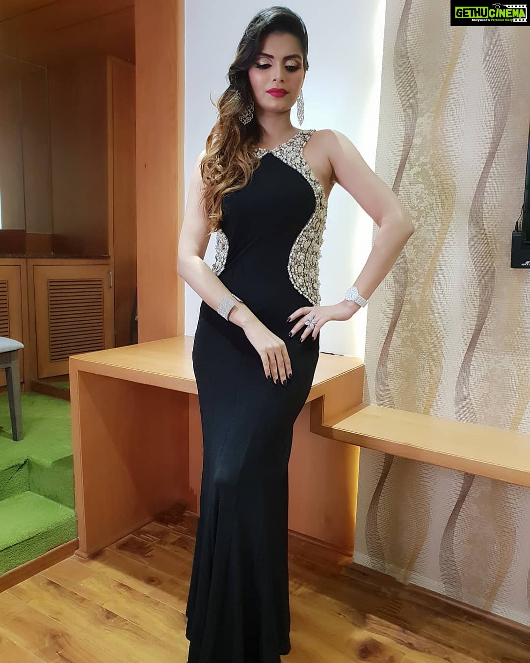 Sonali Raut Instagram - Lastnight #gulbargadiaries Dress @lizaa_malik #event #fun #weekend #hosting #Army #greatevening #blackandwhite #glamorous #karnataka
