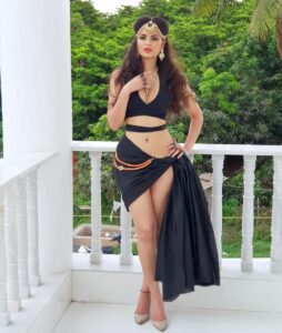 Sonali Raut Instagram - “Dress how you want to be Addressed” #photography #style #indowestern #ethenic #sexy #glamorous #blackngold #pictureday