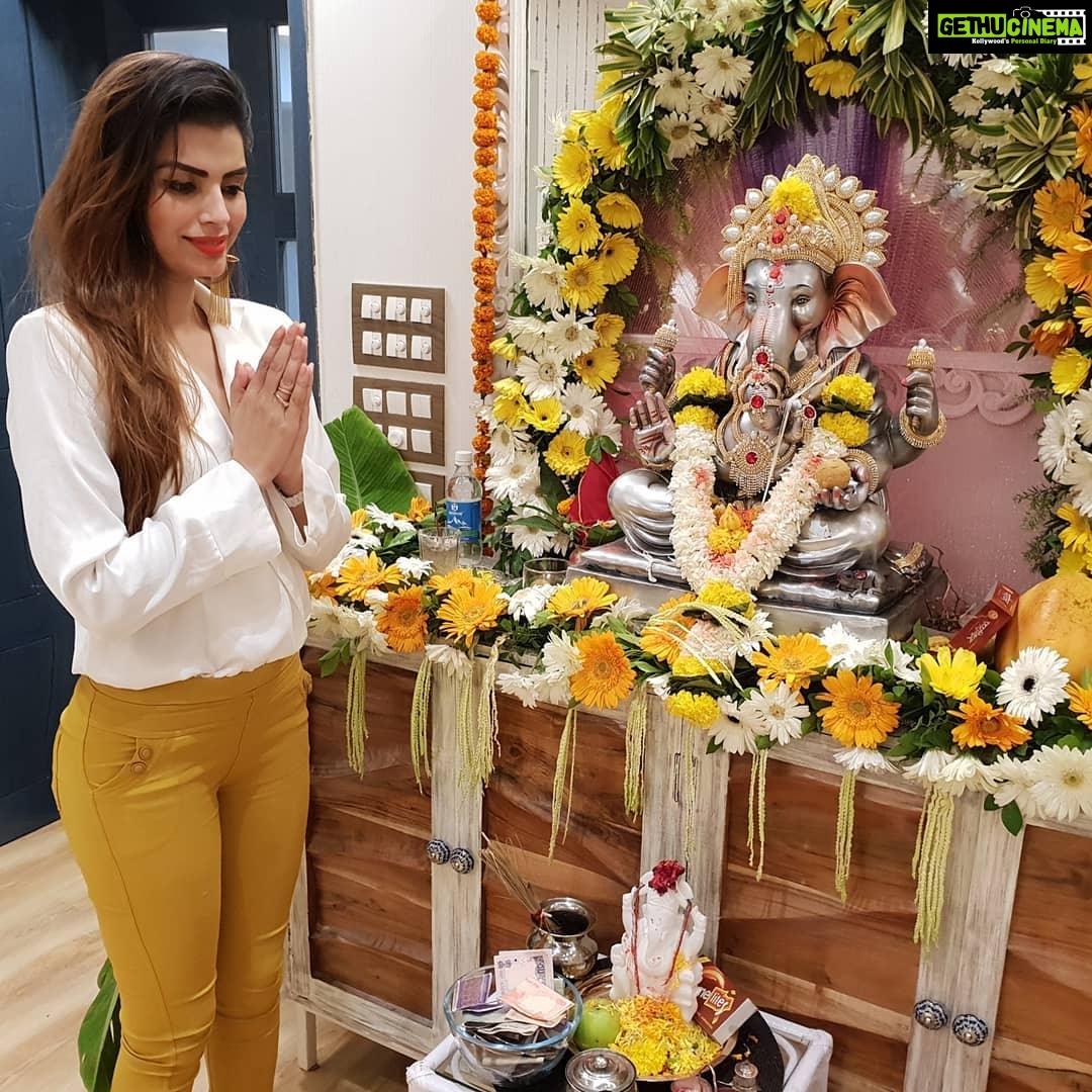 Sonali Raut Instagram - Some More darshan pictures!!! Top courtesy @rehanshahdesigns #ganeshutsav #ganpatibappamorya #friends #celebration #fun #utsav #pooja #gettogether