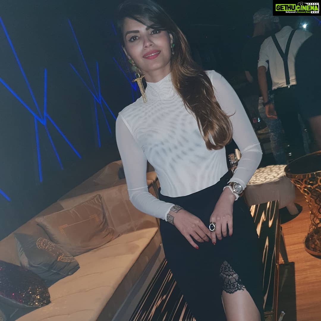 Sonali Raut Instagram - #lastnight @rahul_p_mehra @suyyashrai #birthday #celebration #party #friends