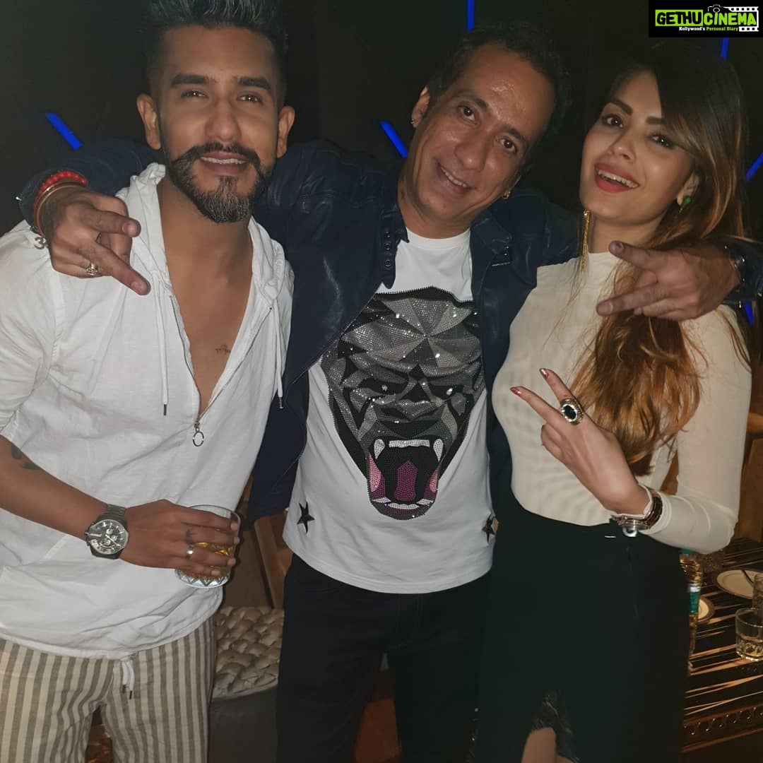 Sonali Raut Instagram - #lastnight @rahul_p_mehra @suyyashrai #birthday #celebration #party #friends
