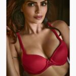 Sonali Raut Instagram - Red ❤️ red ❤️ !! Photography @rohitzutshi17 Hair n makeup @manojkagdamakeuphair Styling @Kavita_sonchatra Production @elements_9 #photography #fashion #picoftheday #fitness #white #glamorous #sonaliraut