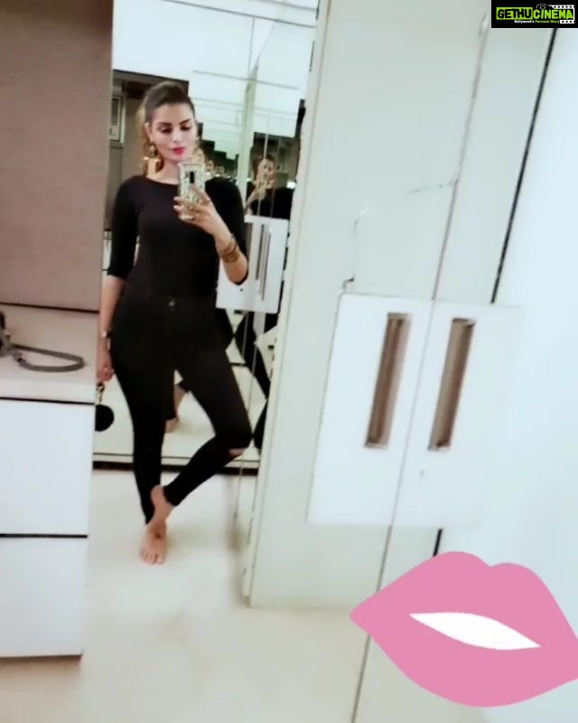 Sonali Raut Instagram - It's sexy time👄💋 #fullyblack🖤