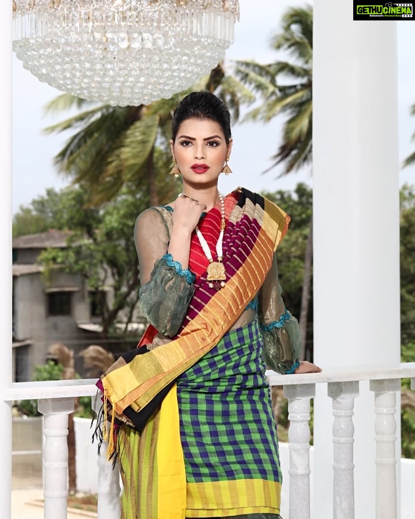 Sonali Raut Instagram - I love unique things that not everyone has. I believe its all about how you wear an outfit, not how much it costs or where it's from. Concept and Styled by @arrnavb Photography by @munnasphotography Saree : @idiot_theory Jewelry : @statementsbyfr Place courtesy @whitepalace0