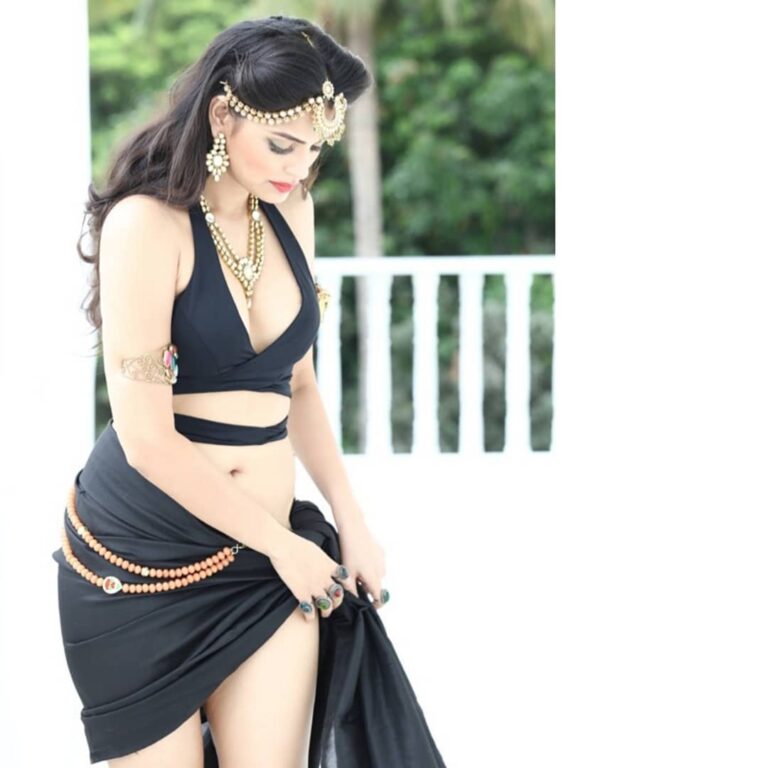 Sonali Raut Instagram - I love candid pictures. They are so attractive!!! #photography #candid #shot #indian #style