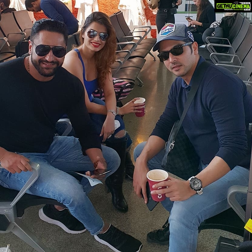 Sonali Raut Instagram - Great time with the cool yet so humble people @itszayedkhan @paragtyagi!!!!