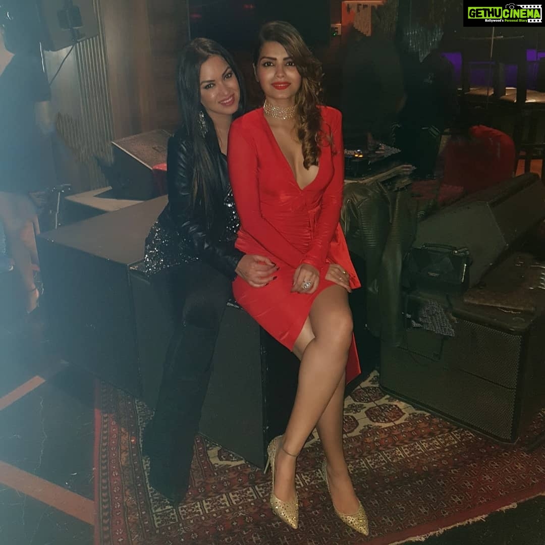Sonali Raut Instagram - Mastitime with @maryamzakaria @kimsharmaofficial @harshvardhanrane #kanpurdiaries #partytime