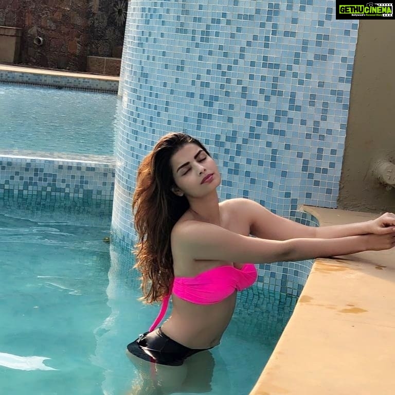 Sonali Raut Instagram - Home is where the pool is!!! #swim #pool #water #bluenpink #sexy