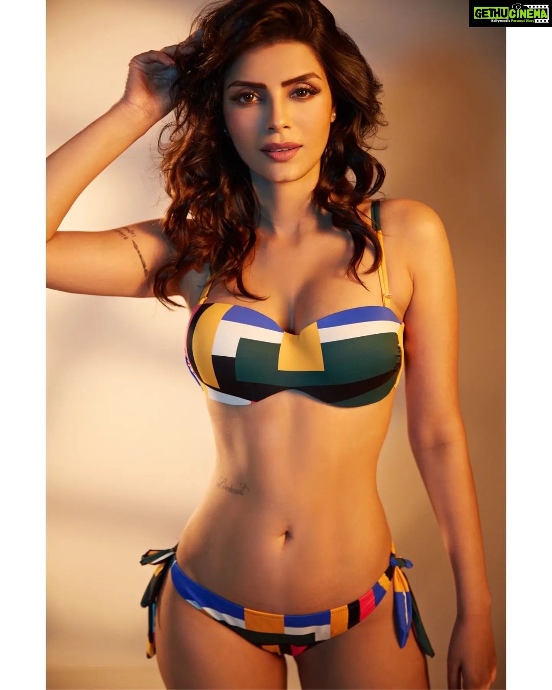 Sonali Raut - 62.4K Likes - ❤💙💜💖💗💘❤💙💜💖💗
Stunning photography @rohitzutshi17
Production house @elements_9
Stunning hair makeup @itsanukanwar
Stunning Styling @kavita_sonchatra
#summervibes #photography #summertime #fiery #glamorous #goodvibes #hot #bollywood #sonaliraut