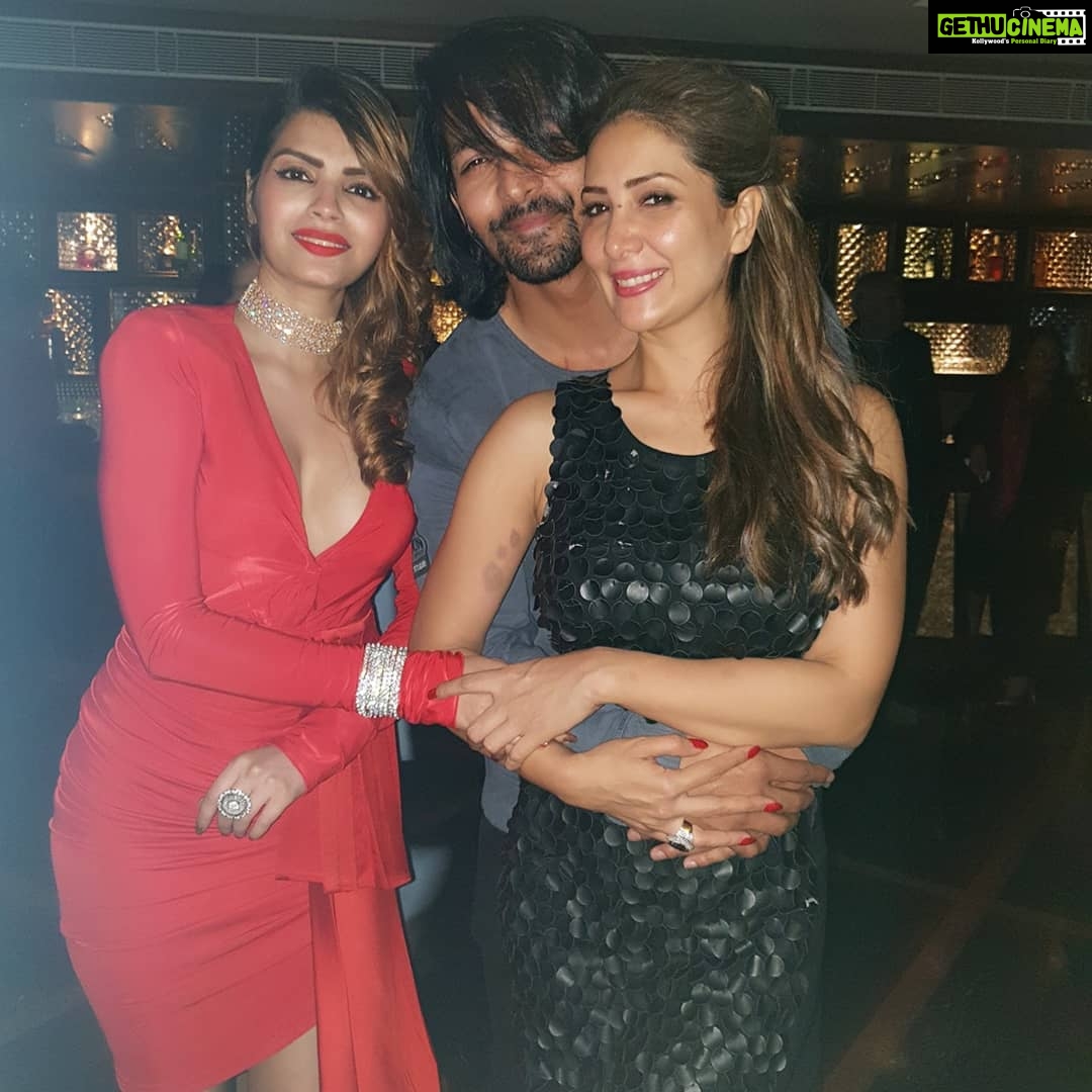 Sonali Raut Instagram - Mastitime with @maryamzakaria @kimsharmaofficial @harshvardhanrane #kanpurdiaries #partytime