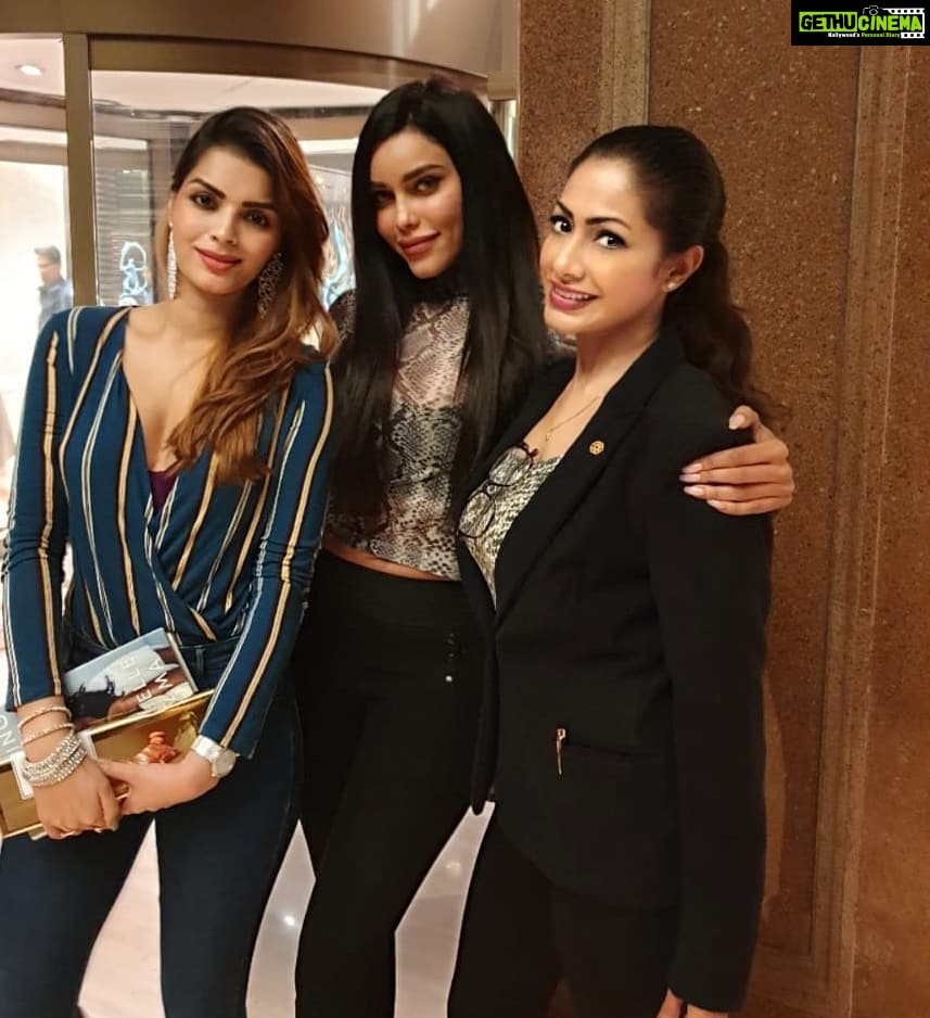 Sonali Raut Instagram - Fun times with @gizelethakral @delba.b. #girltime #chill #catchup #goodtimes