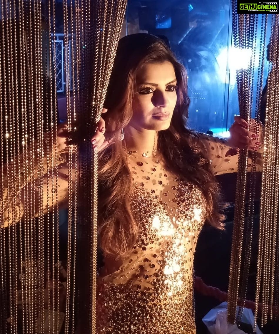 Sonali Raut Instagram - “Open your eyes, look within. Open the window, let the world in." #WednesdayWisdom #WednesdayMotivation.