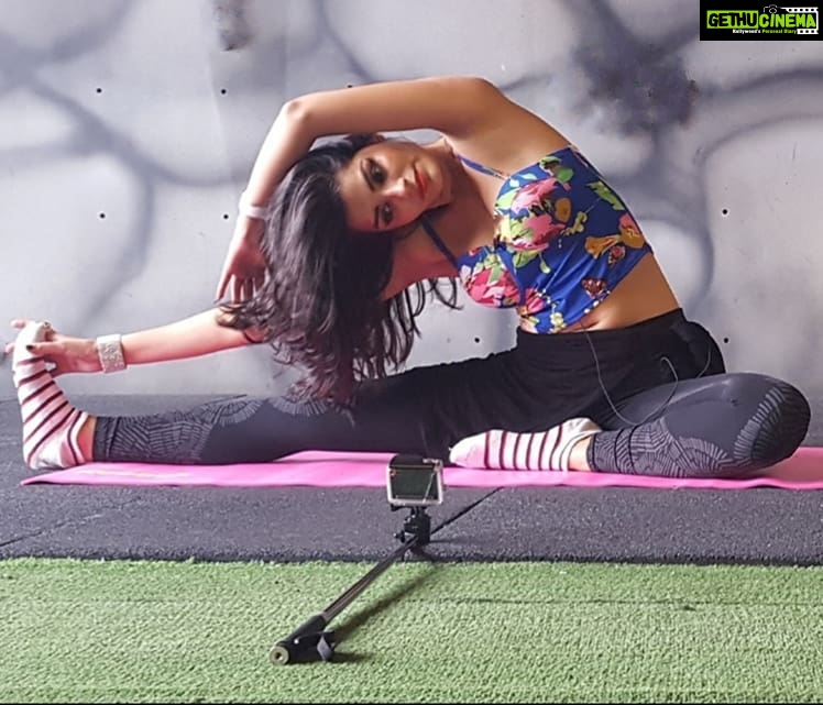 Sonali Raut Instagram - I think happiness is what makes you pretty. Period. Happy people are beautiful. They become like a mirror and they reflect that happiness. Train yourself to be happy. #SaturdayMotivation #saturdaythoughts