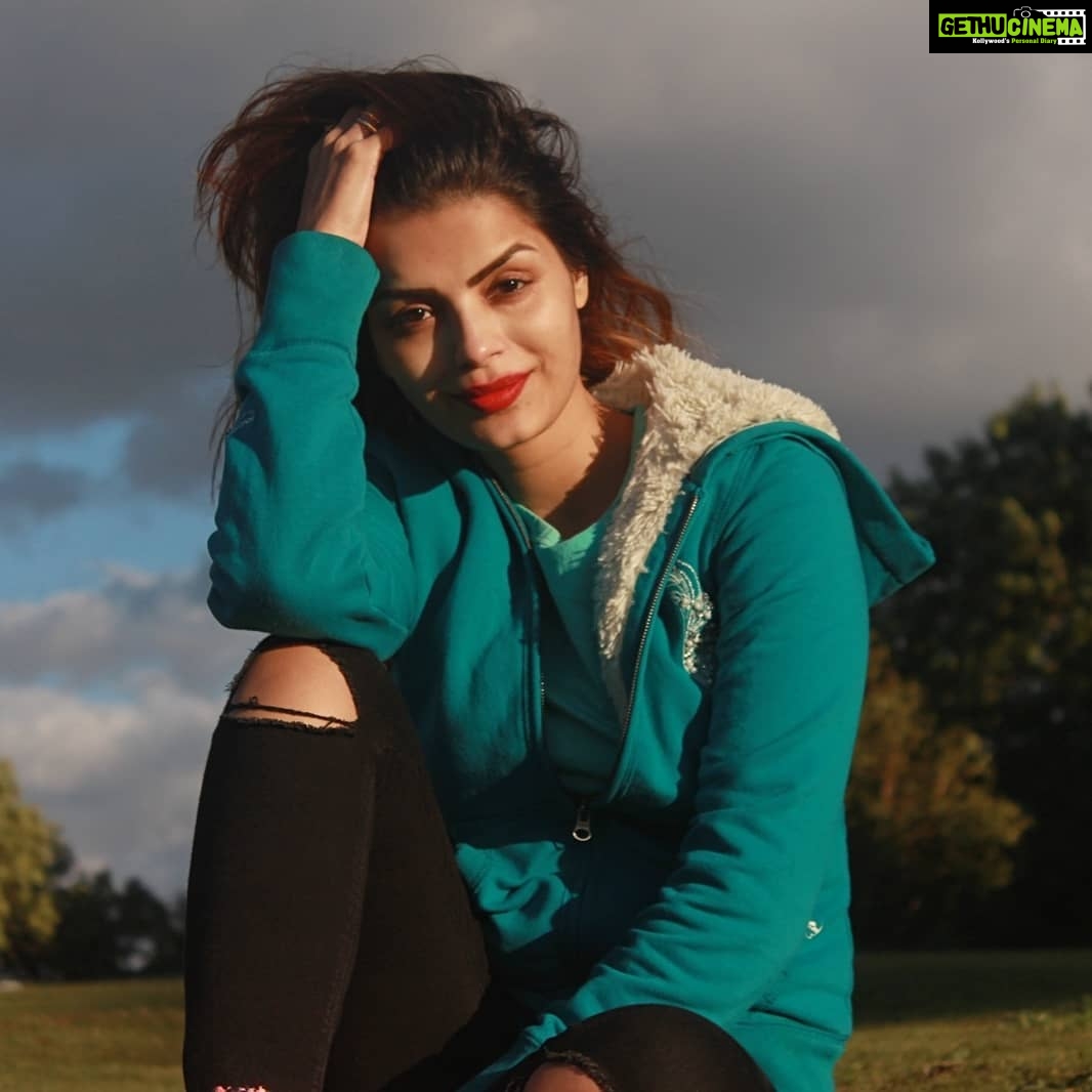 Sonali Raut Instagram - My real hair color is kind of a dark brown. Now I just have mood hair. #happy #good #well #positive #outside #inner #feel #create #nature #mood #nofilter