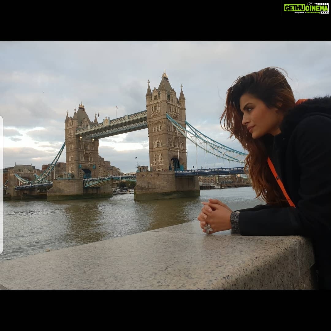 Sonali Raut Instagram - An evening in Paris!!!!🤣😋😋 #londondiaries #londonbridge #evening London
