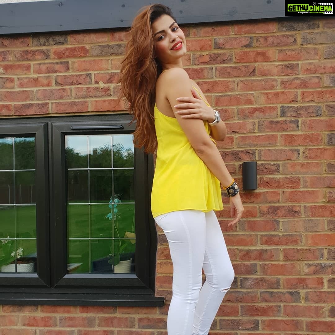 Sonali Raut Instagram - 💛💛💛💛💛 Kensington, United Kingdom