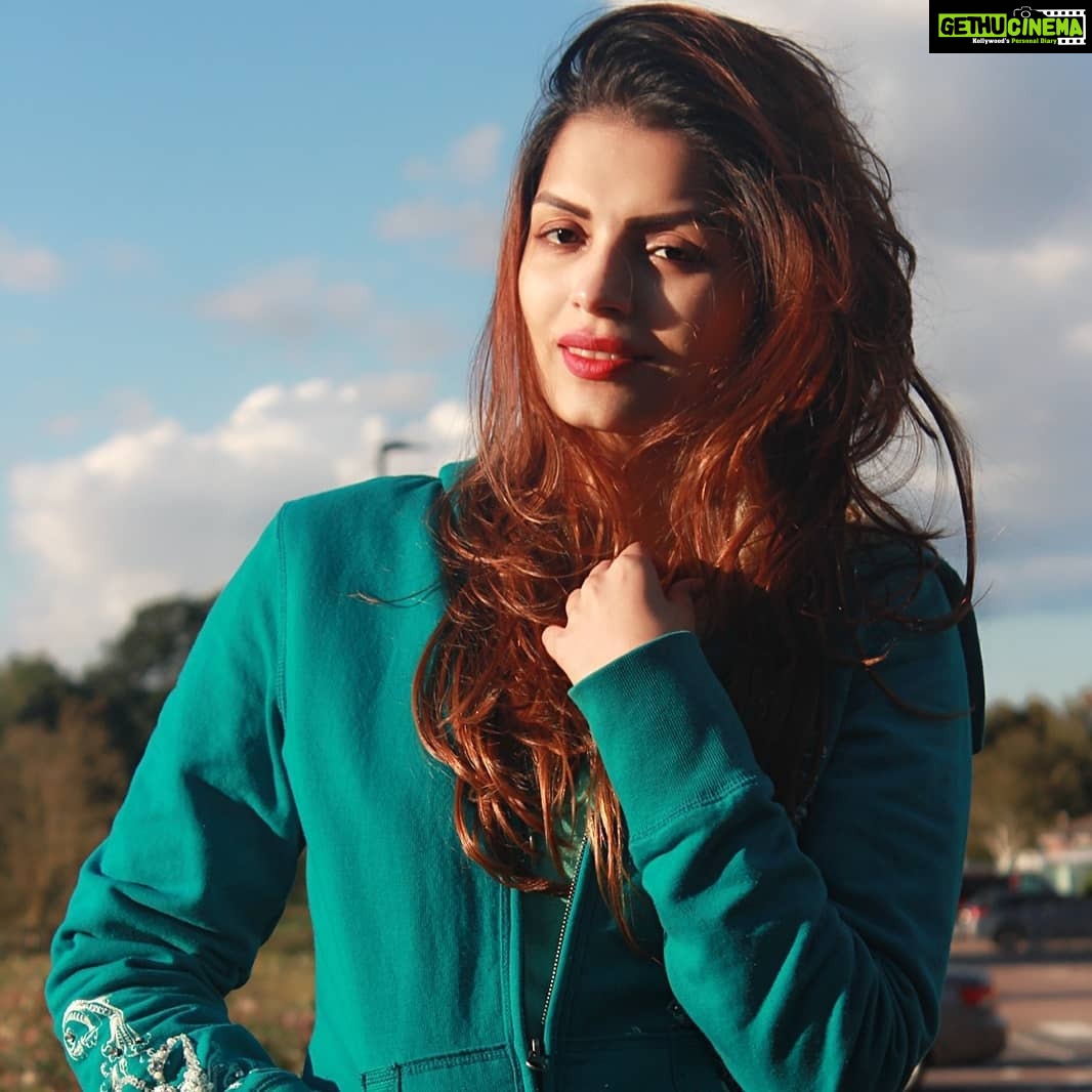 Sonali Raut Instagram - My real hair color is kind of a dark brown. Now I just have mood hair. #happy #good #well #positive #outside #inner #feel #create #nature #mood #nofilter