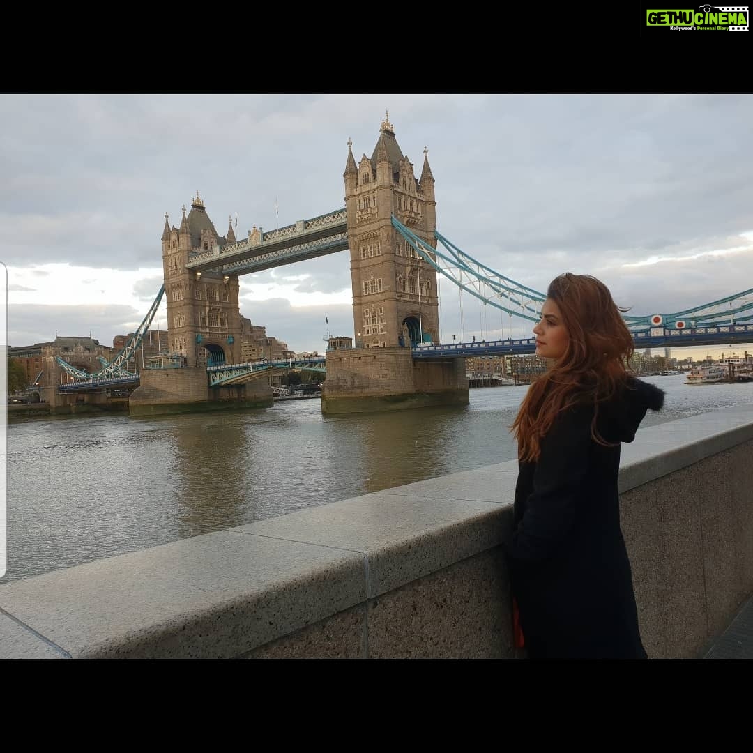 Sonali Raut Instagram - An evening in Paris!!!!🤣😋😋 #londondiaries #londonbridge #evening London