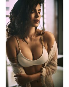 Sonali Raut Instagram - On Ice!!!

Photography @rohitzutshi17 
Hair n makeup @manojkagdamakeuphair
Styling @Kavita_sonchatra
Production @elements_9

#photography #fashion #picoftheday #fitness #white #glamorous #sonaliraut