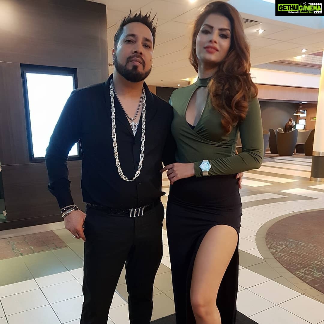 Sonali Raut Instagram - His Chain ...My Watch His Spikes ...My Curls He's cool .....Me too hot to handle. #producerMika #ukshoot #londondiaries #grandentry @mikasingh London, United Kingdom