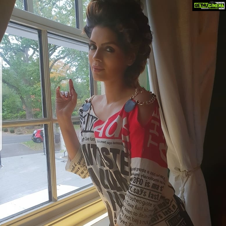 Sonali Raut Instagram - London unattached!!! #shootmode #feelings #mood #winter #aadat Crowne Plaza London - Heathrow