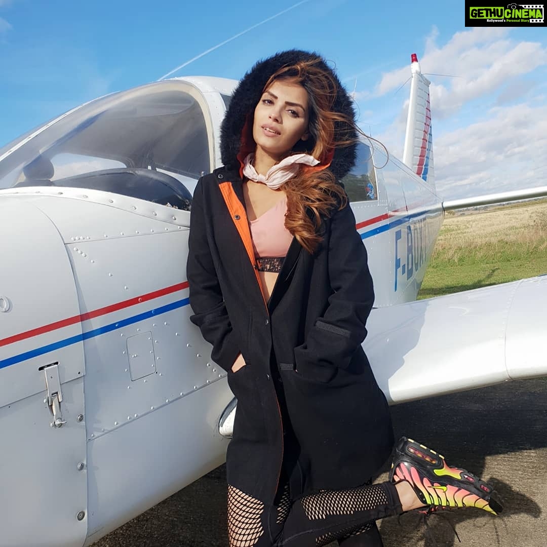 Sonali Raut Instagram - Come...... Fasten yr seat belt. Let me take you for a ride..... #shootbreak #shoot #shootmode #London #shootlocation #aadat #flihi #airfield #bluesky Hayes, Hillingdon