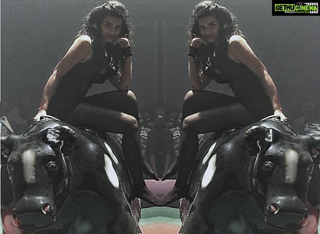 Sonali Raut Instagram - Lipstick lagage👄!!!!! #throwbackthursday #bullride #greatgrandmasti #itemsong #thursday