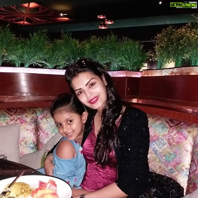 Sonali Raut Instagram - Funtime!!!! #family #sister #neice #birthday #celebrations #love #bond #notmybirthday