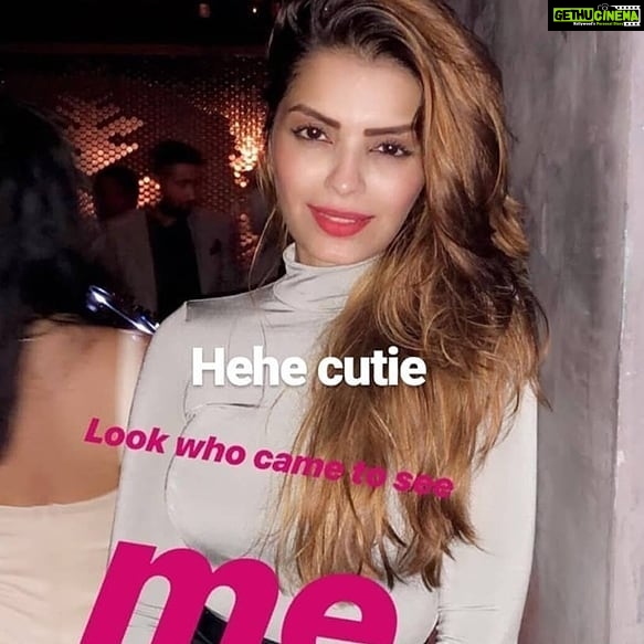 Sonali Raut Instagram - Who says it's very cold in London !! Me, " RAISING " the tempo & temperature high.... Keep guessing XOXO.Check it out..... London is melting @gizelethakral Koi Shaq ??? #friends #girlfriend #happy #london #winter Crowne Plaza London - Heathrow