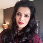 Sonali Raut Instagram - Lights,Camera,Action!!!!!! Makeup - @imsubhashshinde