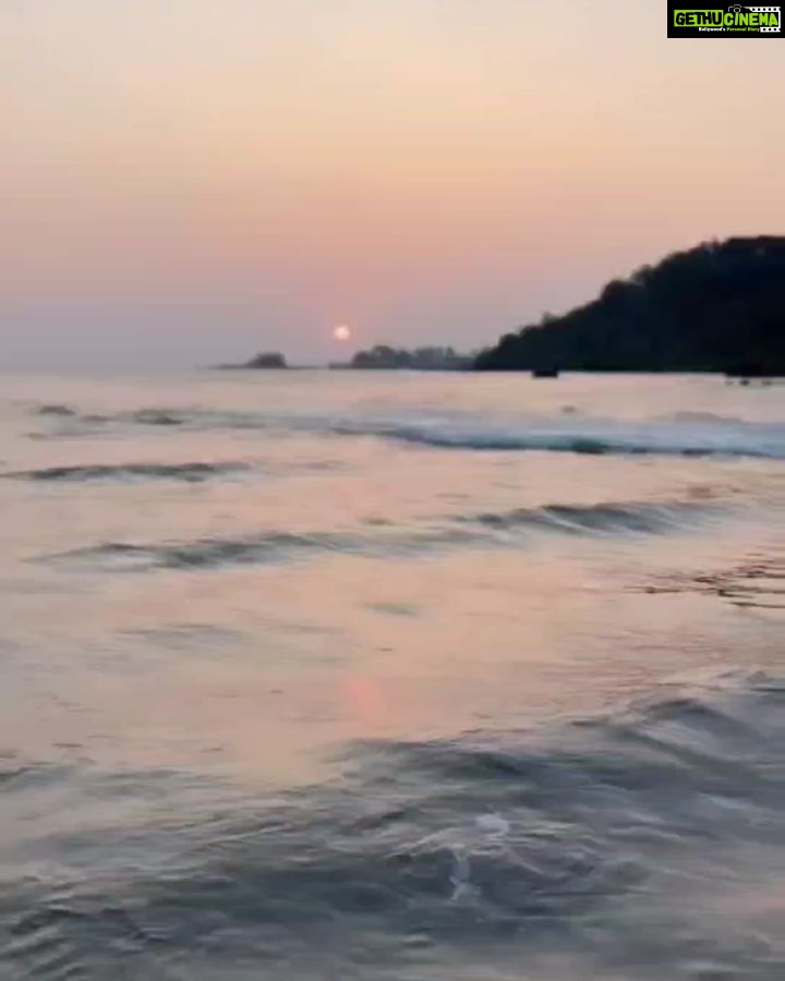 Sonali Raut Instagram - Walking in 2022.... Happy new year!!! #happynewyear #happylife #photography #nature #sea #bikini #bikinilife #2022 #moments #feelings #beach #feedyoursoull #sonaliraut Donna Paulaho, Goa, India