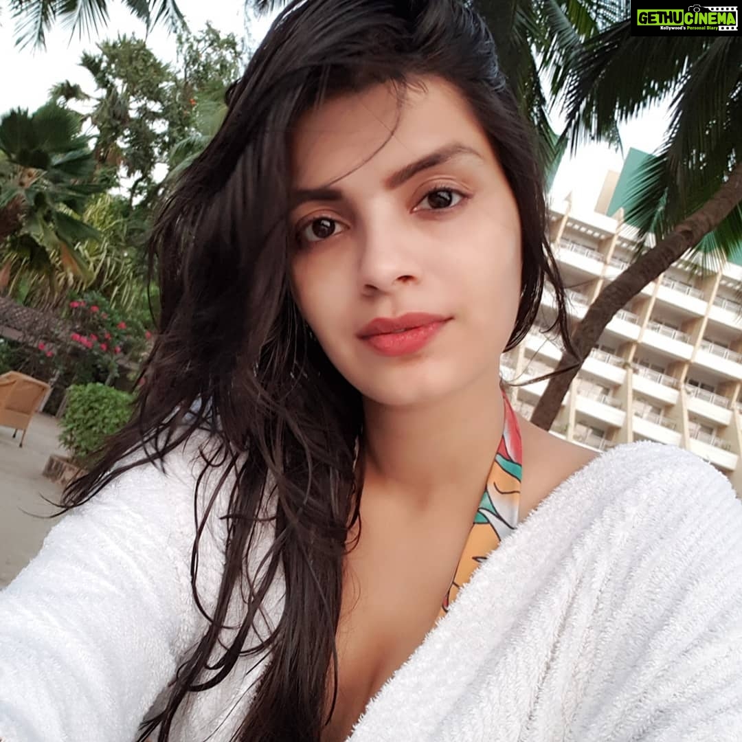 Sonali Raut Instagram - Soak in the sun!!!! #summer #summerbody #summerdays