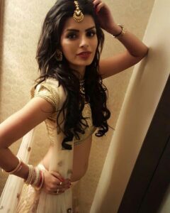 Sonali Raut Instagram - Strike a pose!!!! #traditional #maangtikka #goldnpink #work