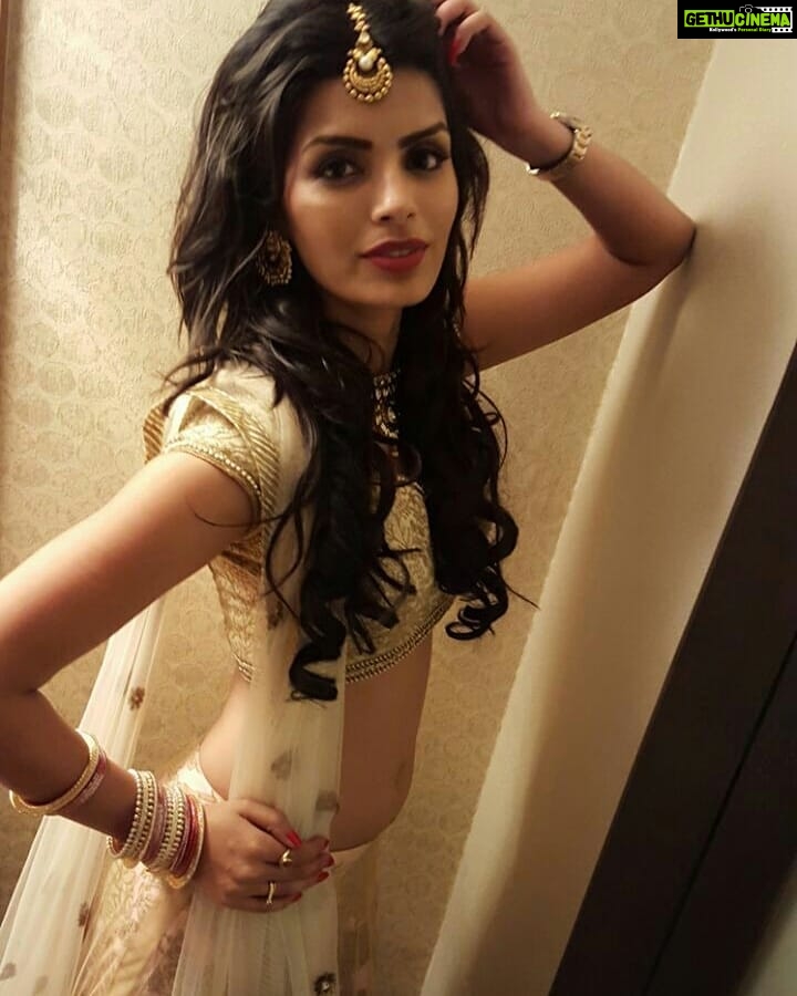 Sonali Raut Instagram - Strike a pose!!!! #traditional #maangtikka #goldnpink #work