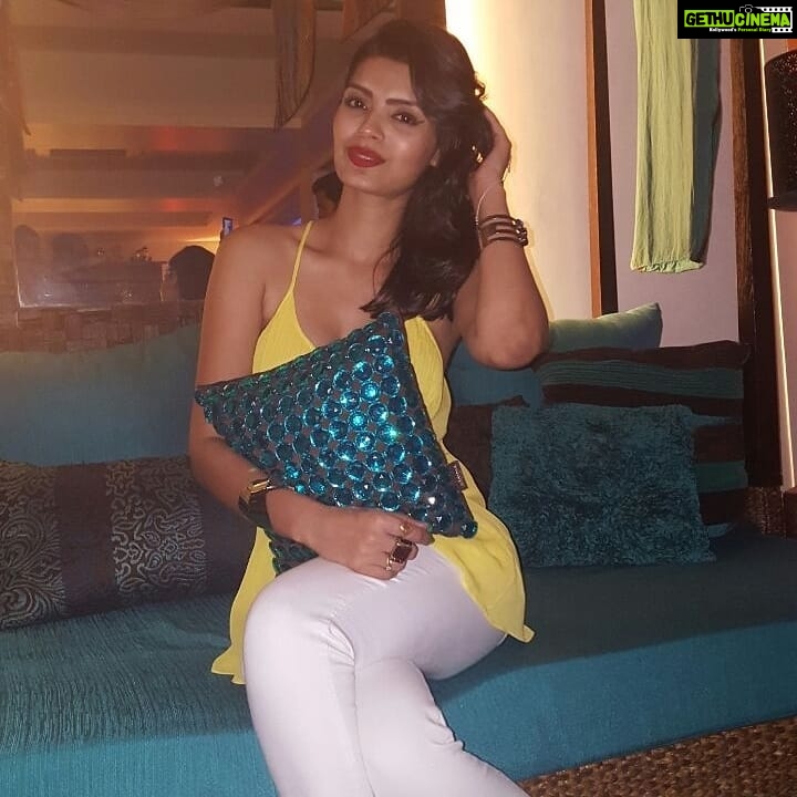 Sonali Raut Instagram - Happy Sunday!!! #colours #yellowwhiteblue #setup #happy #vibrant #sundayvibes #summmer