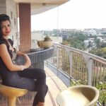 Sonali Raut Instagram – Summer has always been my favourite season.I feel happier😁😁!!!! #summervibes #sun #black #me #mumbai #happy #light
