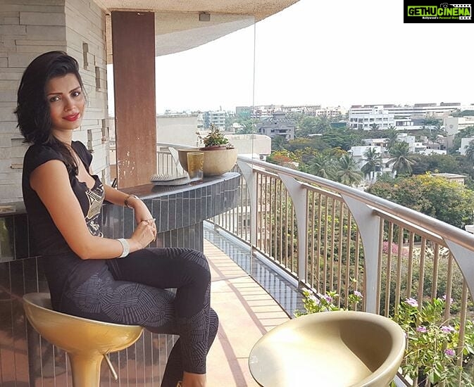 Sonali Raut Instagram - Summer has always been my favourite season.I feel happier😁😁!!!! #summervibes #sun #black #me #mumbai #happy #light