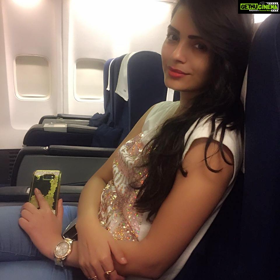 Sonali Raut Instagram - Early morning flight Off to bhopal!! #shootmode #shootlife