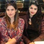 Sonali Raut Instagram - It was great seeing you @zareenkhan😊 Meeting friends while travelling to same destination makes it fun.. #funtravelling #work #actor #events #bollywood