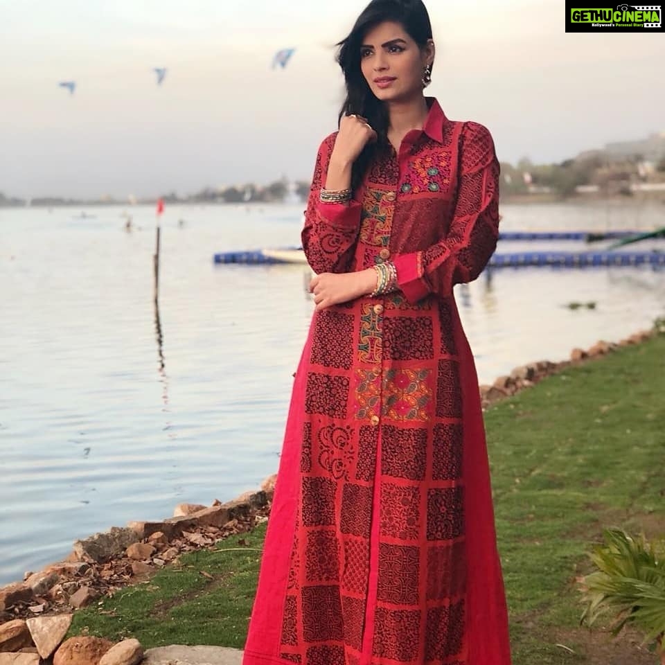 Sonali Raut Instagram - Traditional doesn't mean conservative!! Outfit courtesy @mumtezk #shootmode #indianoutfit #bollywood #ethnicwear #style #ethnic