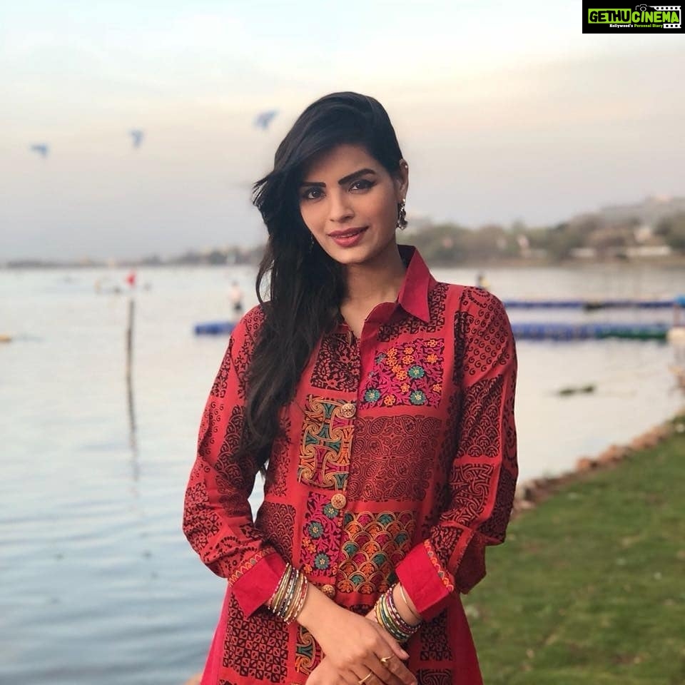 Sonali Raut Instagram - Traditional doesn't mean conservative!! Outfit courtesy @mumtezk #shootmode #indianoutfit #bollywood #ethnicwear #style #ethnic