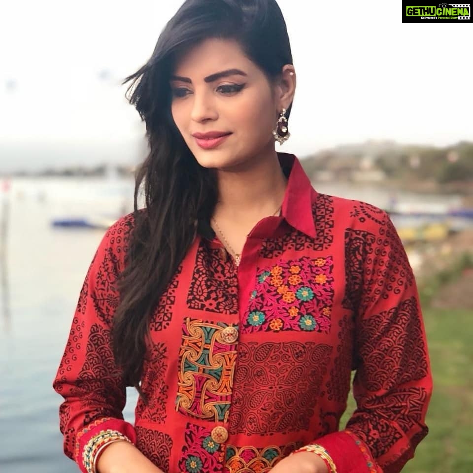Sonali Raut Instagram - Traditional doesn't mean conservative!! Outfit courtesy @mumtezk #shootmode #indianoutfit #bollywood #ethnicwear #style #ethnic