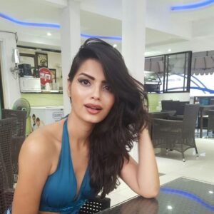 Sonali Raut Instagram - Few head shots!!! #blue #headshots #clicking #nofilter #tan